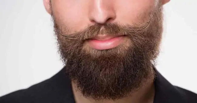 Effetti benefici dell'olio di ricino sulla barba